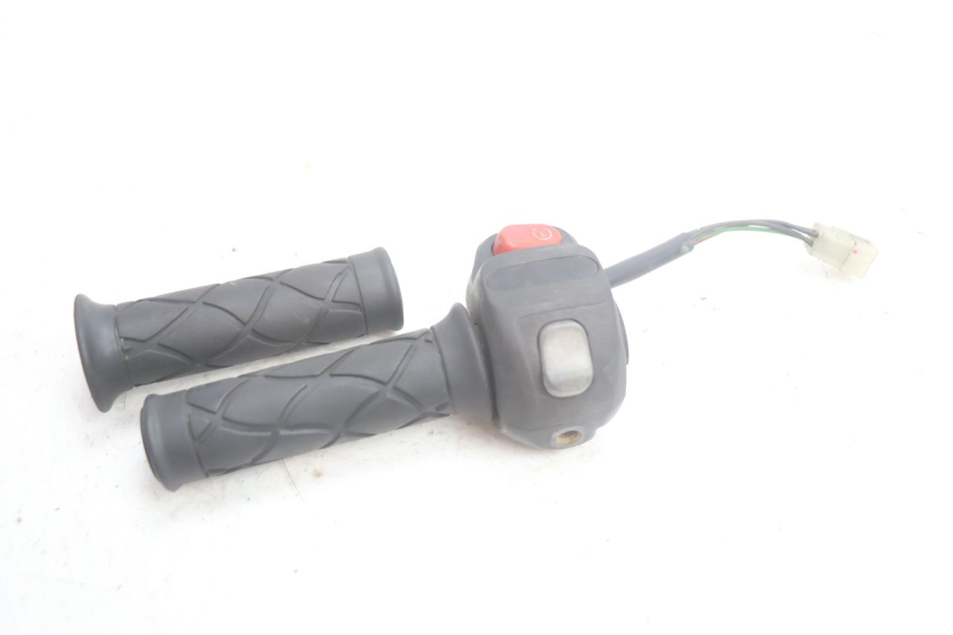 photo de RIGHT HANDLEBAR SWITCH YAMAHA YP MAJESTY 125 (2002 - 2006) - Alternative perspective