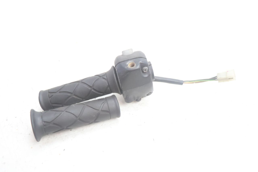 photo de RIGHT HANDLEBAR SWITCH YAMAHA YP MAJESTY 125 (2002 - 2006) - Technical close-up