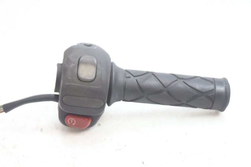 photo de RIGHT HANDLEBAR SWITCH YAMAHA YP MAJESTY 125 (2002 - 2006) - Alternative perspective
