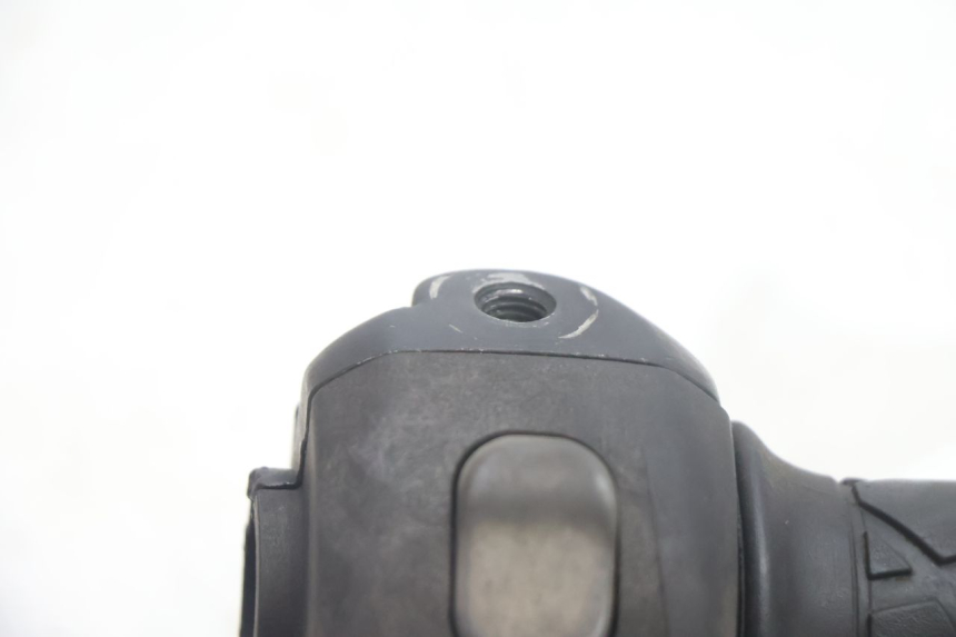 photo de RIGHT HANDLEBAR SWITCH YAMAHA YP MAJESTY 125 (2002 - 2006) - Technical close-up