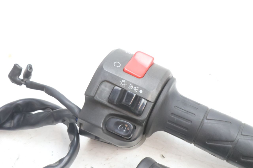 photo de RIGHT SWITCH KAWASAKI ZZR 600 (1995 - 2004) - Component detail