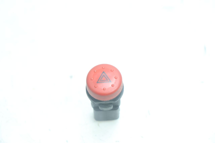 photo de HAZARD SWITCH PIAGGIO MP3 125 (2006 - 2014) - Main view