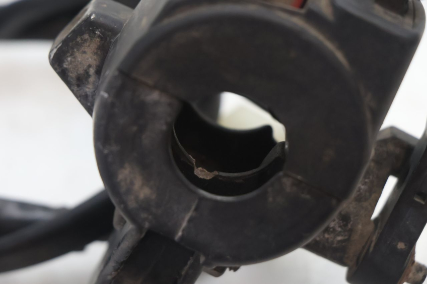photo de LEFT HANDLEBAR SWITCH MBK BOOSTER SPIRIT 50 (1999 - 2003) - Fixing points details