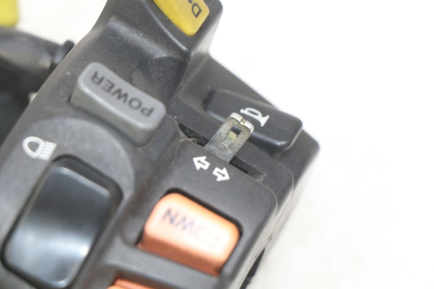 photo de LEFT HANDLEBAR SWITCH SUZUKI BURGMAN 650 (2002 - 2004) - Surface and material condition