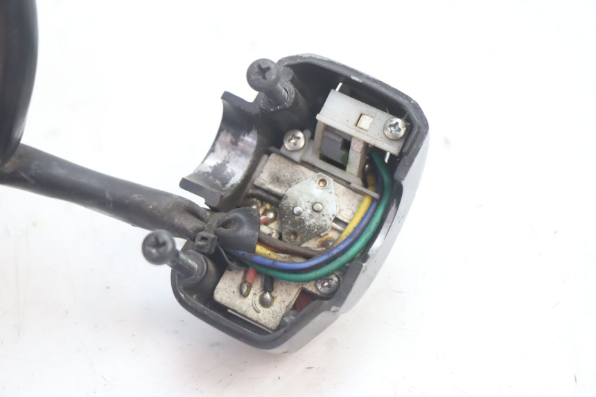 photo de LEFT HANDLEBAR SWITCH YAMAHA BW'S BWS 125 (2010 - 2013) - Technical close-up