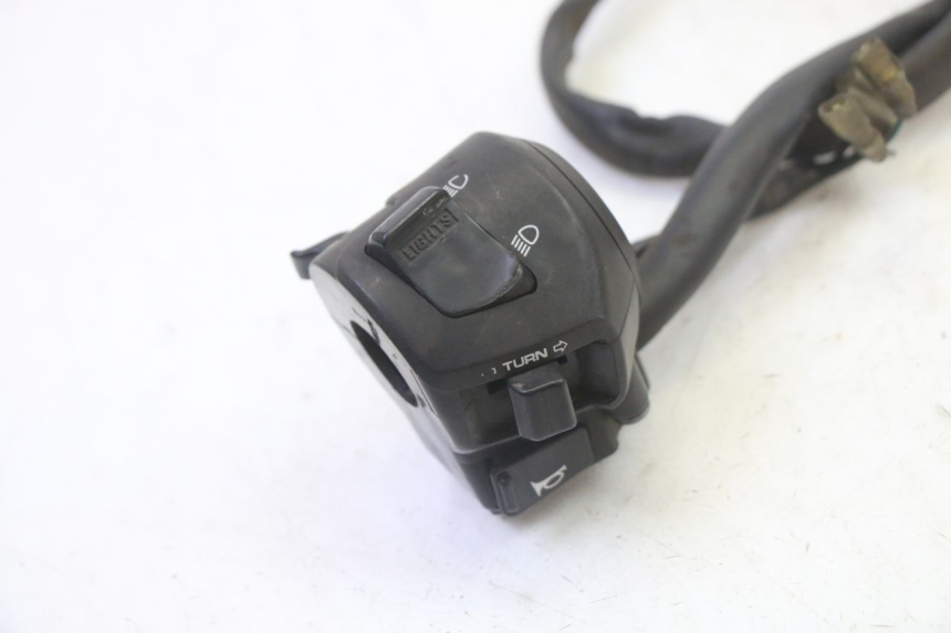 photo de LEFT HANDLEBAR SWITCH HONDA FES S-WING SWING ABS 125 (2007 - 2015) - Zoom on usage condition