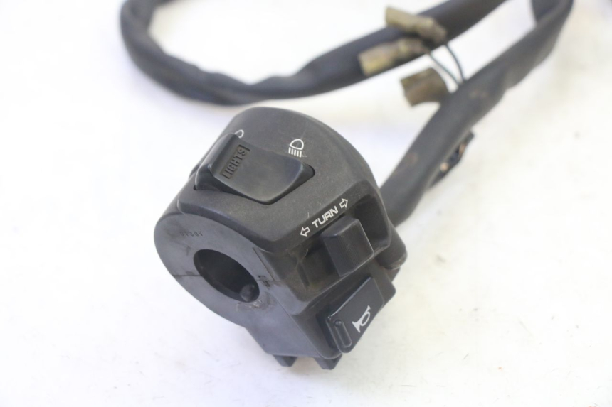 photo de LEFT HANDLEBAR SWITCH HONDA FES S-WING SWING ABS 125 (2007 - 2015) - Zoom on usage condition