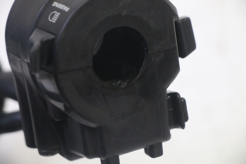 photo de LEFT HANDLEBAR SWITCH HONDA FES S-WING SWING ABS 125 (2007 - 2015) - Fixing points details