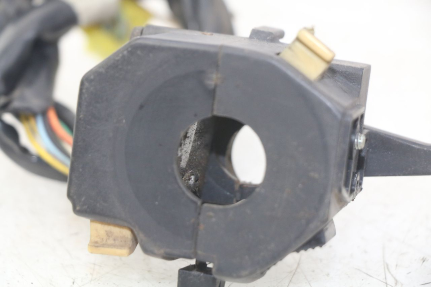 photo de LEFT HANDLEBAR SWITCH SUZUKI GSX-F GSX  F 1100 (1988 - 1994) - Alternative perspective