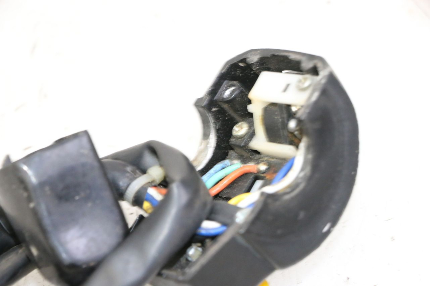 photo de LEFT HANDLEBAR SWITCH PEUGEOT KISBEE 2T 50 (2010 - 2017) - Zoom on usage condition