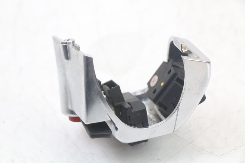 photo de LEFT SWITCH PIAGGIO MP3 HPE 350 (2018 - 2020) - Surface and material condition