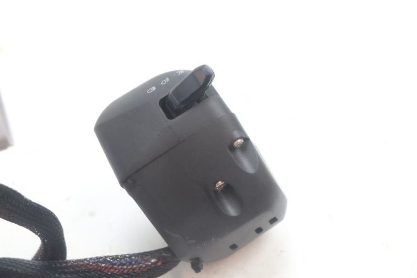 photo de LEFT SWITCH PIAGGIO MP3 HPE 530 (2022 - 2026) - Fixing points details