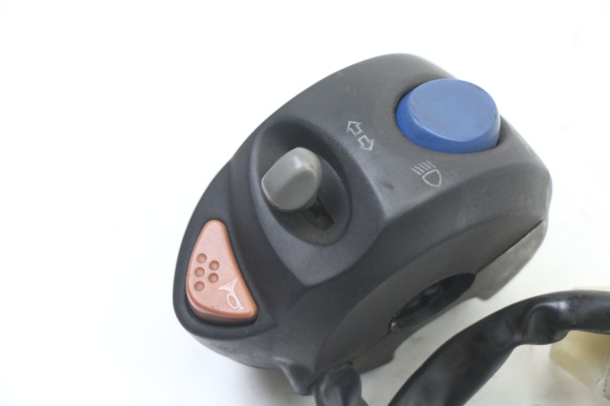 photo de LEFT HANDLEBAR SWITCH PEUGEOT ELYSTAR 50 (2002 - 2014) - Zoom on usage condition