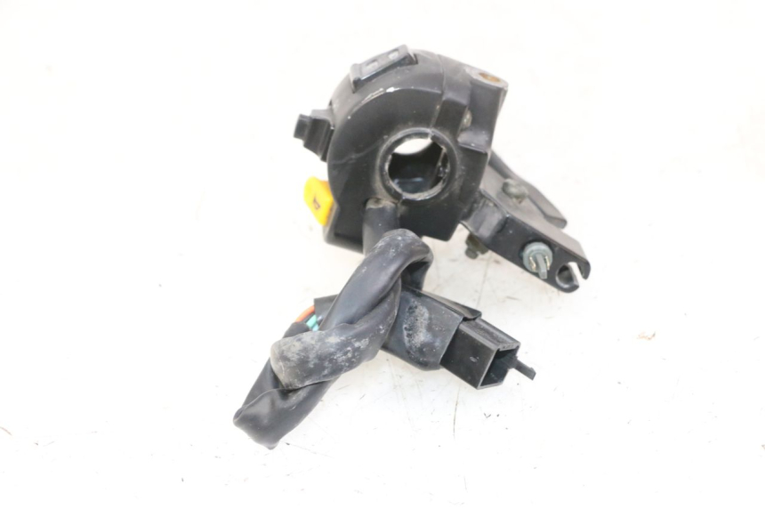 photo de LEFT SWITCH PEUGEOT VIVACITY 125 (2010 - 2017) - Fixing points details