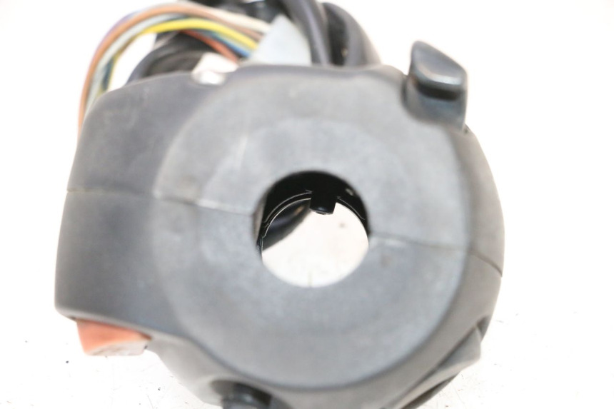 photo de LEFT HANDLEBAR SWITCH PEUGEOT SATELIS COMPRESSOR K15 125 (2006 - 2009) - Zoom on usage condition