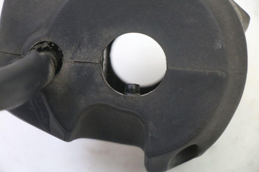 photo de LEFT SWITCH PEUGEOT SATELIS 250 (2006 - 2012) - Fixing points details