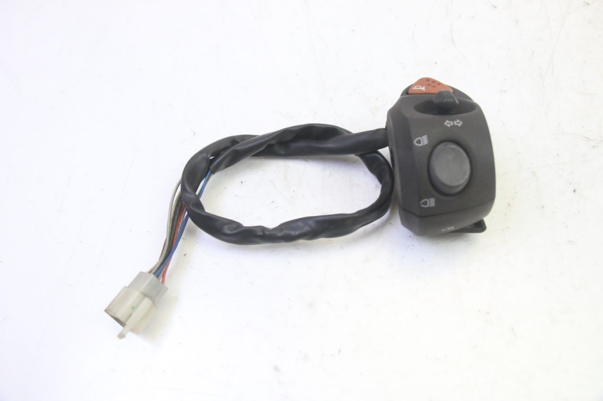 photo de LEFT HANDLEBAR SWITCH PEUGEOT SATELIS 125 (2006 - 2009) - Zoom on usage condition