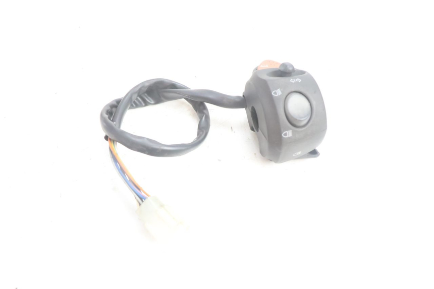 photo de LEFT HANDLEBAR SWITCH PEUGEOT SATELIS 125 (2006 - 2009) - Zoom on usage condition