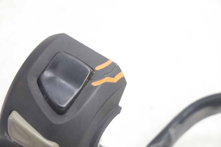 photo de LEFT SWITCH PEUGEOT STREETZONE NAKED 2T 50 (2014 - 2018) - Zoom on usage condition