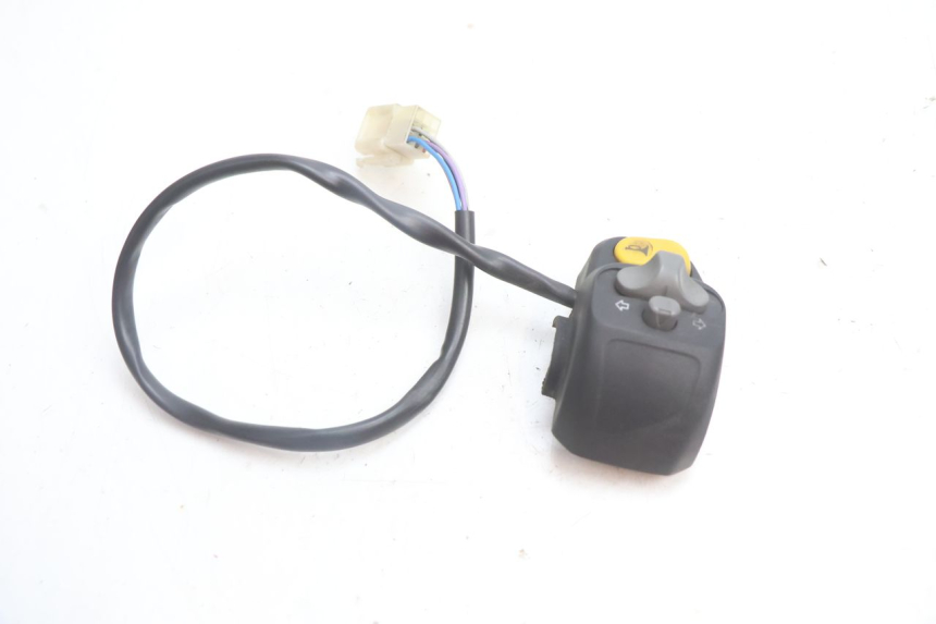 photo de LEFT HANDLEBAR SWITCH PEUGEOT TKR TREKKER FURIOUS 50 (2005 - 2014) - Zoom on usage condition