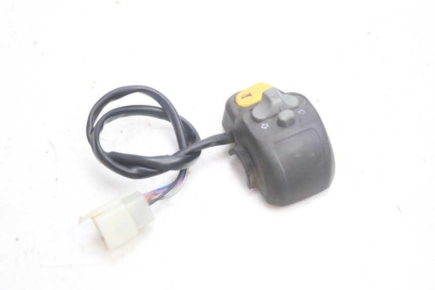 photo de LEFT HANDLEBAR SWITCH PEUGEOT TKR TREKKER FURIOUS 50 (2005 - 2014) - Zoom on usage condition