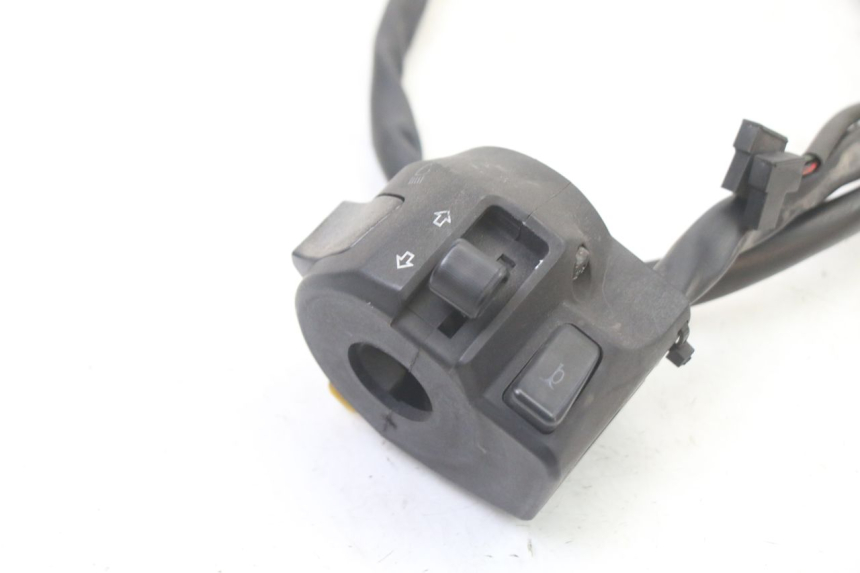 photo de LEFT HANDLEBAR SWITCH SUZUKI UH BURGMAN 125 (2002 - 2006) - Zoom on usage condition