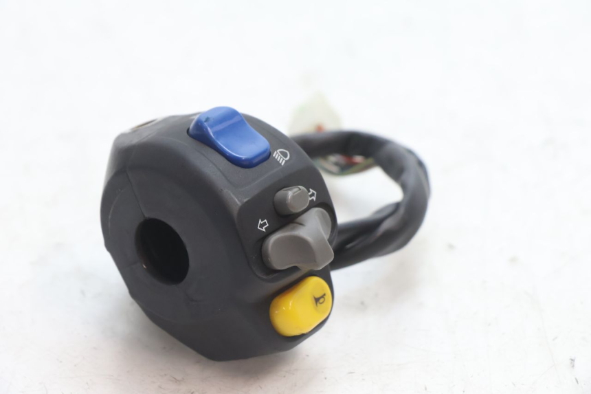 photo de LEFT SWITCH PEUGEOT VIVACITY 50 (1998 - 2003) - Zoom on usage condition