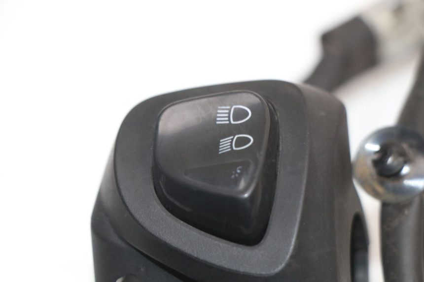 photo de LEFT HANDLEBAR SWITCH YAMAHA XMAX X-MAX ABS 125 (2017 - 2020) - Zoom on usage condition