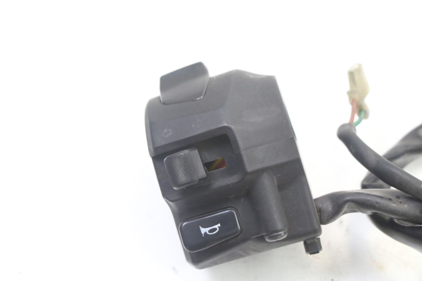 photo de LEFT HANDLEBAR SWITCH YAMAHA X-MAX XMAX 125 (2010 - 2013) - Zoom on usage condition