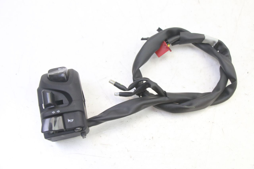 photo de LEFT SWITCH YAMAHA XMAX X-MAX 125 (2021 - 2025) - Zoom on usage condition