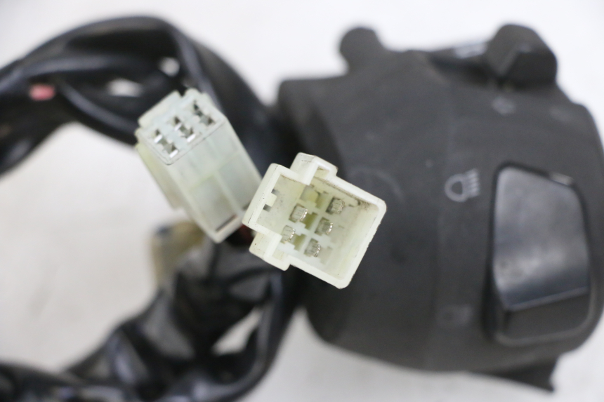 photo de LEFT HANDLEBAR SWITCH YAMAHA X-MAX XMAX 125 (2010 - 2013) - Alternative perspective