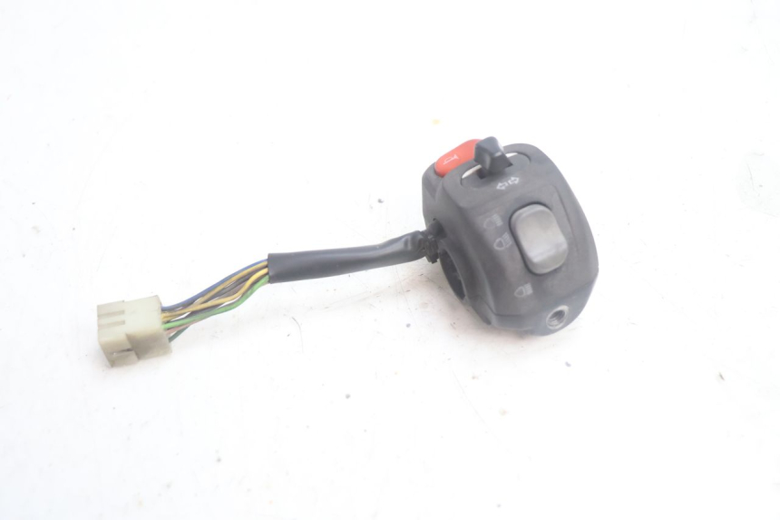 photo de LEFT HANDLEBAR SWITCH YAMAHA YP MAJESTY 125 (2002 - 2006) - Zoom on usage condition