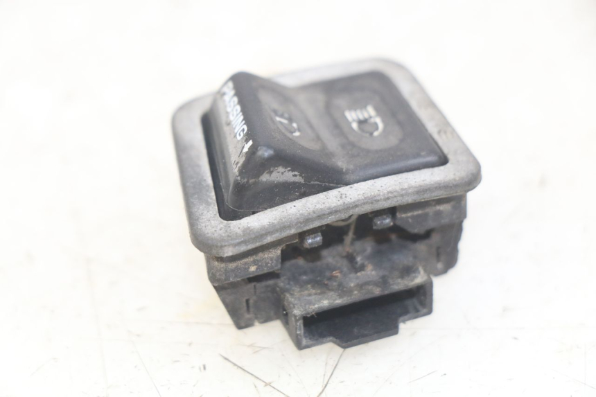 photo de HEADLIGHT HIGH BEAM SWITCH HONDA FES PANTHEON 125 (2003 - 2007) - Zoom on usage condition