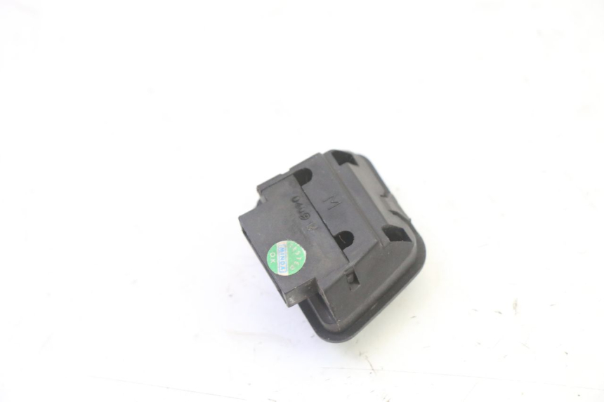 photo de HEADLIGHT HIGH BEAM SWITCH PIAGGIO MP3 RL 250 (2006 - 2010) - Alternative perspective