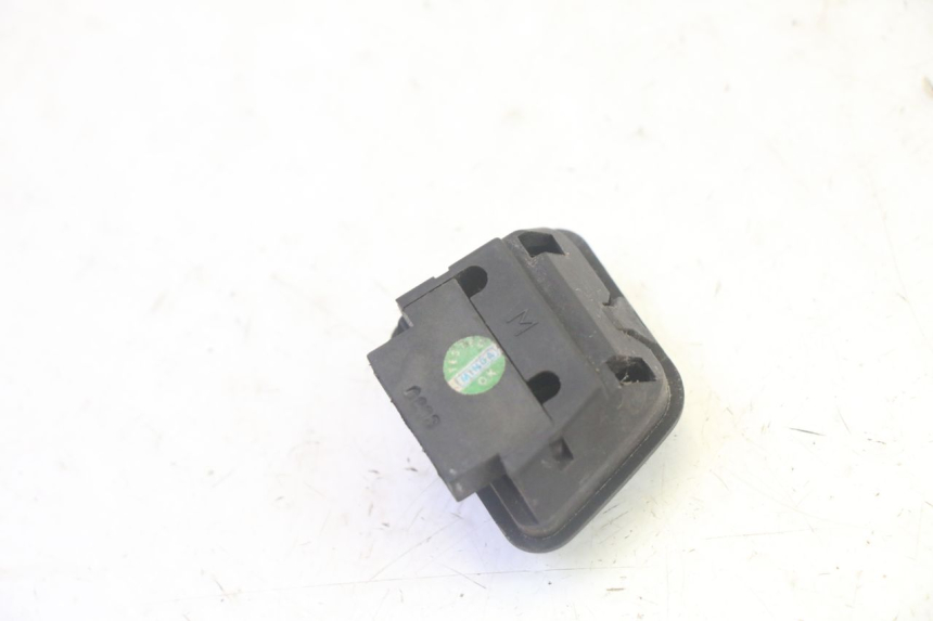photo de HEADLIGHT HIGH BEAM SWITCH PIAGGIO MP3 RL 250 (2006 - 2010) - Alternative perspective