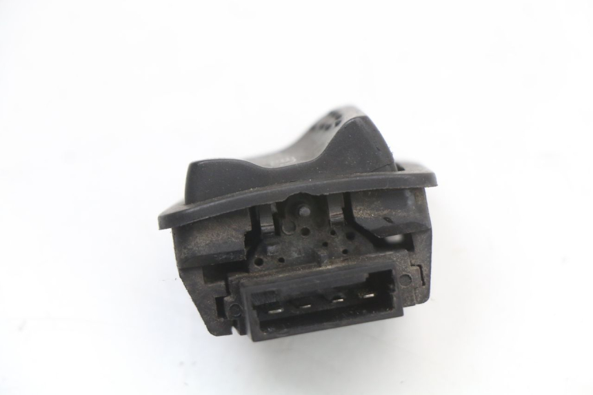 photo de HEADLIGHT HIGH BEAM SWITCH PIAGGIO NEW TYPHOON 50 (2018 - 2021) - Zoom on usage condition
