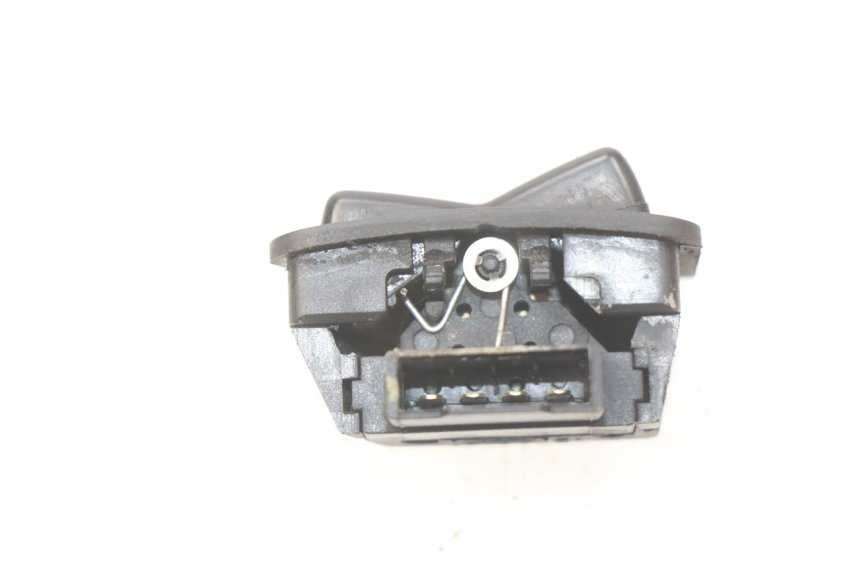 photo de HEADLIGHT HIGH BEAM SWITCH SUZUKI SIXTEEN 125 (2008 - 2010) - Zoom on usage condition