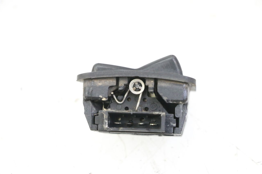 photo de HEADLIGHT HIGH BEAM SWITCH PEUGEOT TWEET 4T 50 (2018 - 2022) - Zoom on usage condition