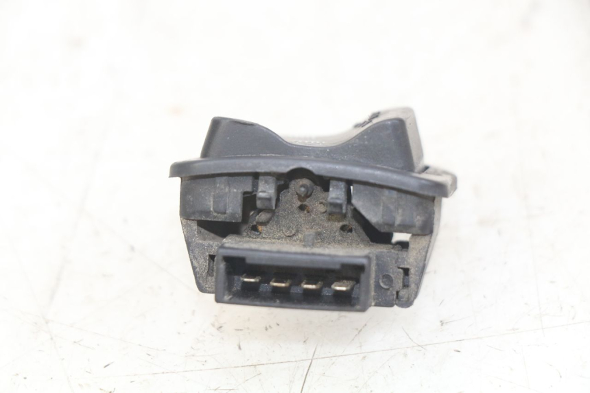 photo de HEADLIGHT HIGH BEAM SWITCH PIAGGIO ZIP 2T 50 (2009 - 2019) - Zoom on usage condition