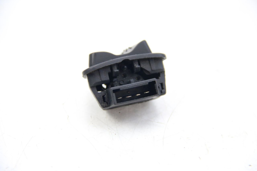 photo de HEADLIGHT HIGH BEAM SWITCH PIAGGIO ZIP 4T 50 (2018 - 2020) - Zoom on usage condition