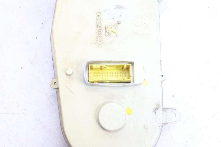 photo de SPEEDOMETER PEUGEOT CITYSTAR 125 (2011 - 2017) - Fixing points details