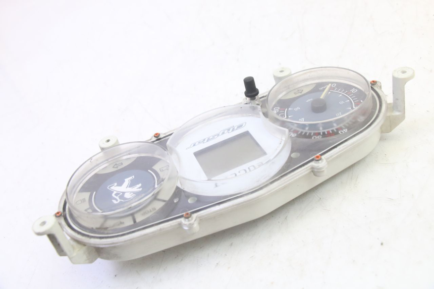 photo de SPEEDOMETER PEUGEOT CITYSTAR 50 (2013 - 2017) - Fixing points details