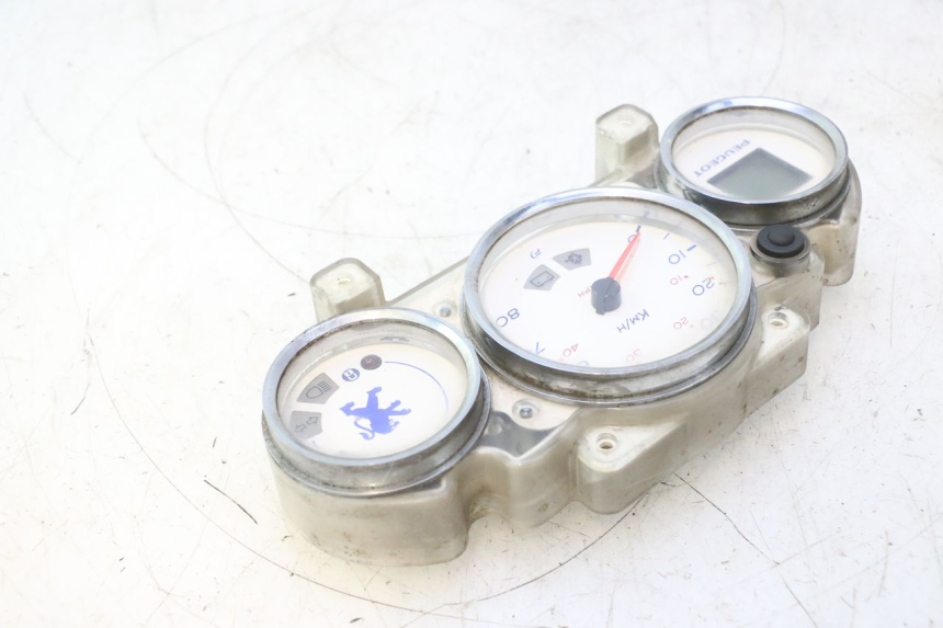photo de SPEEDOMETER PEUGEOT ELYSTAR 50 (2002 - 2014) - Fixing points details