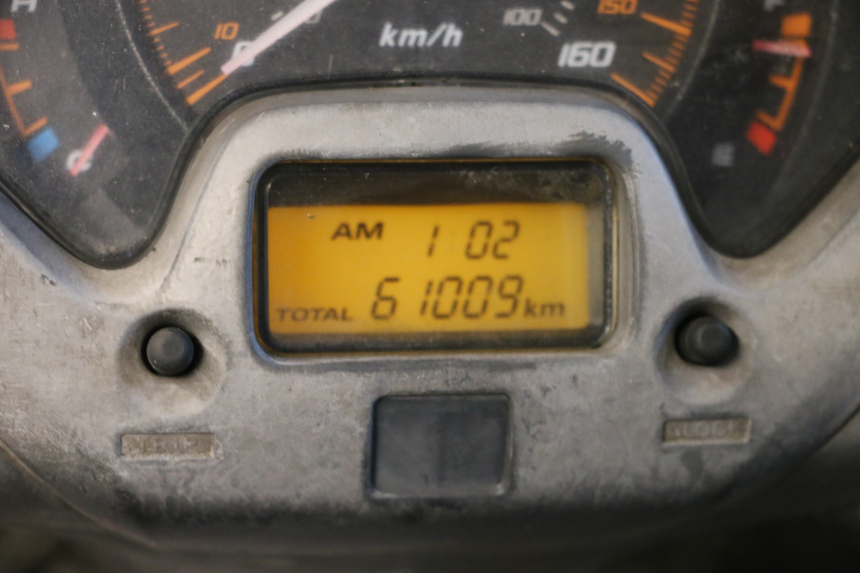 photo de SPEEDOMETER HONDA FES PANTHEON 125 (2003 - 2007) - Zoom on usage condition