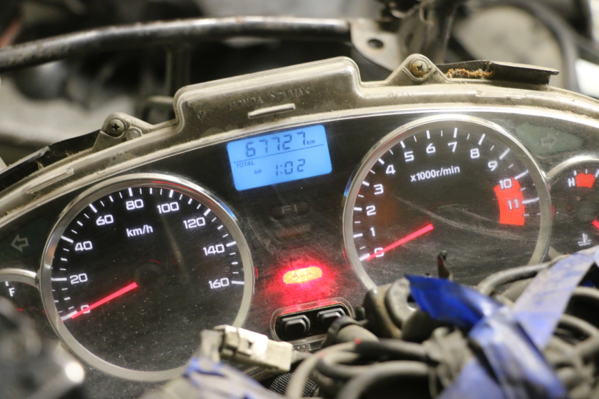 photo de SPEEDOMETER HONDA FES S-WING SWING ABS 125 (2007 - 2015) - Technical close-up