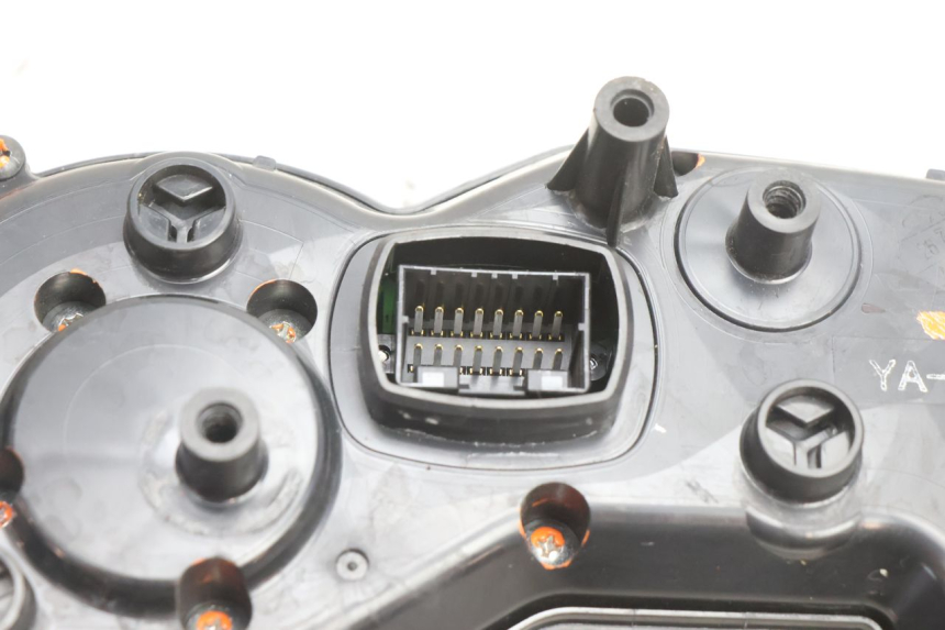 photo de SPEEDOMETER YAMAHA FZ8 800 (2010 - 2016) - Surface and material condition