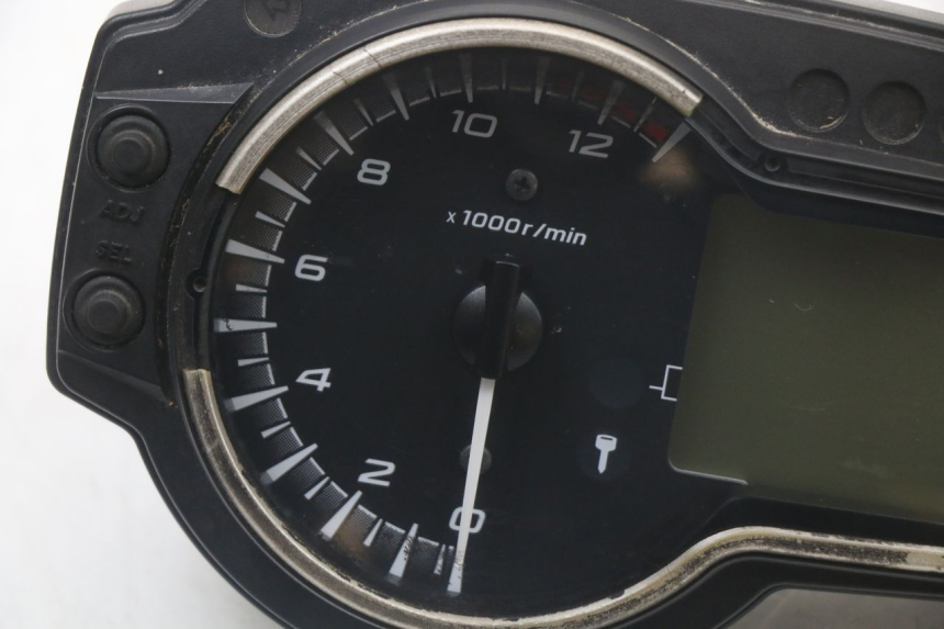 photo de SPEEDOMETER SUZUKI GSR 750 (2011 - 2017) - Zoom on usage condition