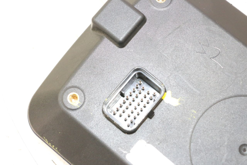 photo de SPEEDOMETER PIAGGIO MP3 HPE 530 (2022 - 2026) - Surface and material condition