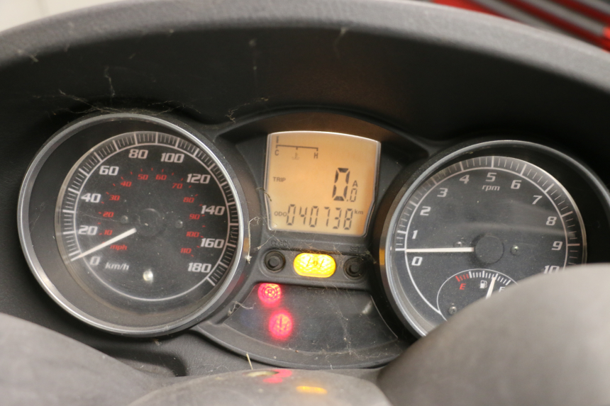 photo de SPEEDOMETER PIAGGIO MP3 LT 400 (2007 - 2012) - Fixing points details