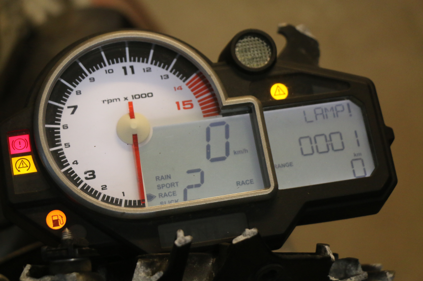photo de SPEEDOMETER BMW S RR ABS S1000RR 1000 (2009 - 2011) - Distinctive features